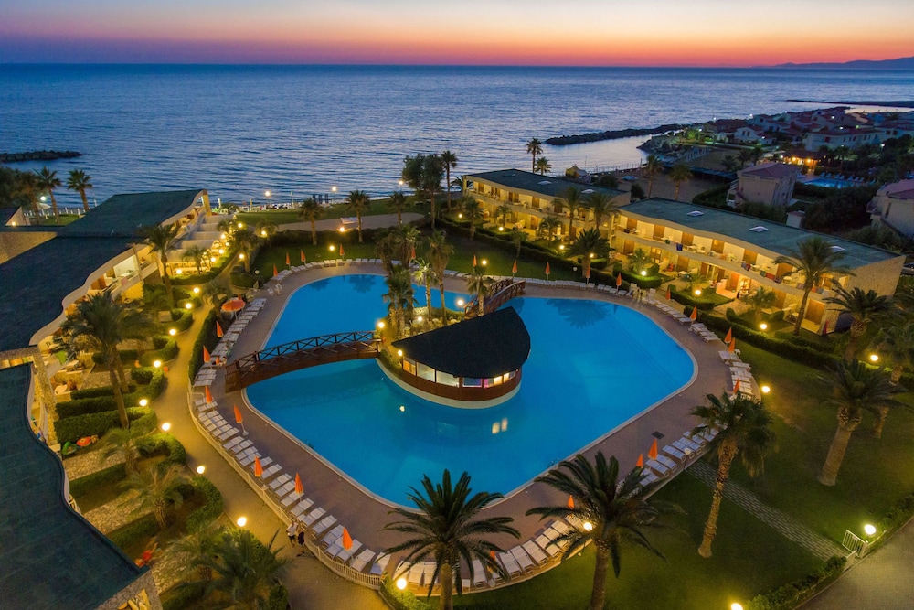 Club Residence La Castellana Mare — 4-Star Luxury Hotel in Belvedere Marittimo, Italy