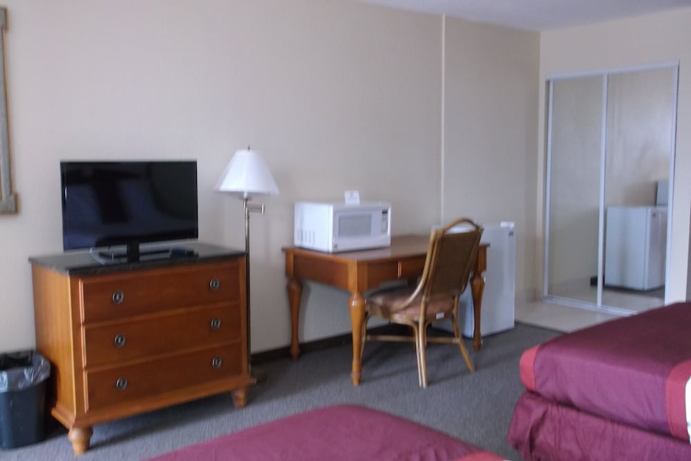 Days Inn & Suites by Wyndham Lake Okeechobee - photo 27