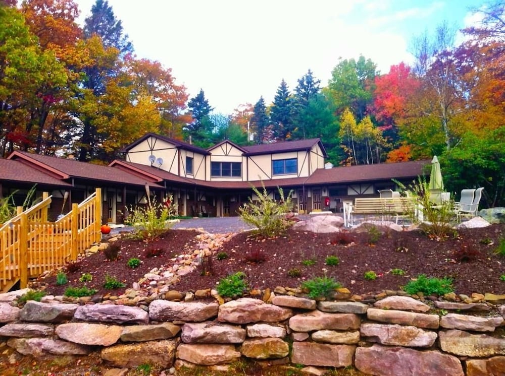 Lake Harmony Inn - carbon neutral hotel in Mount Pocono
