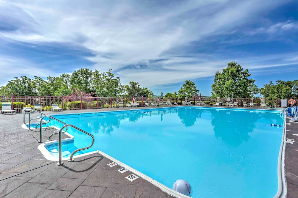 6 Mi to Branson Strip Dog Friendly Golf Condo — 4-Star Luxury Hotel in Branson, United States