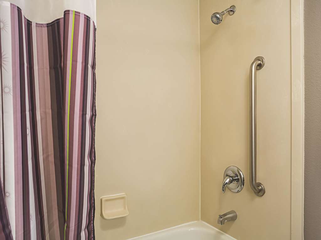 La Quinta Inn & Suites by Wyndham Miami Airport East - photo 21