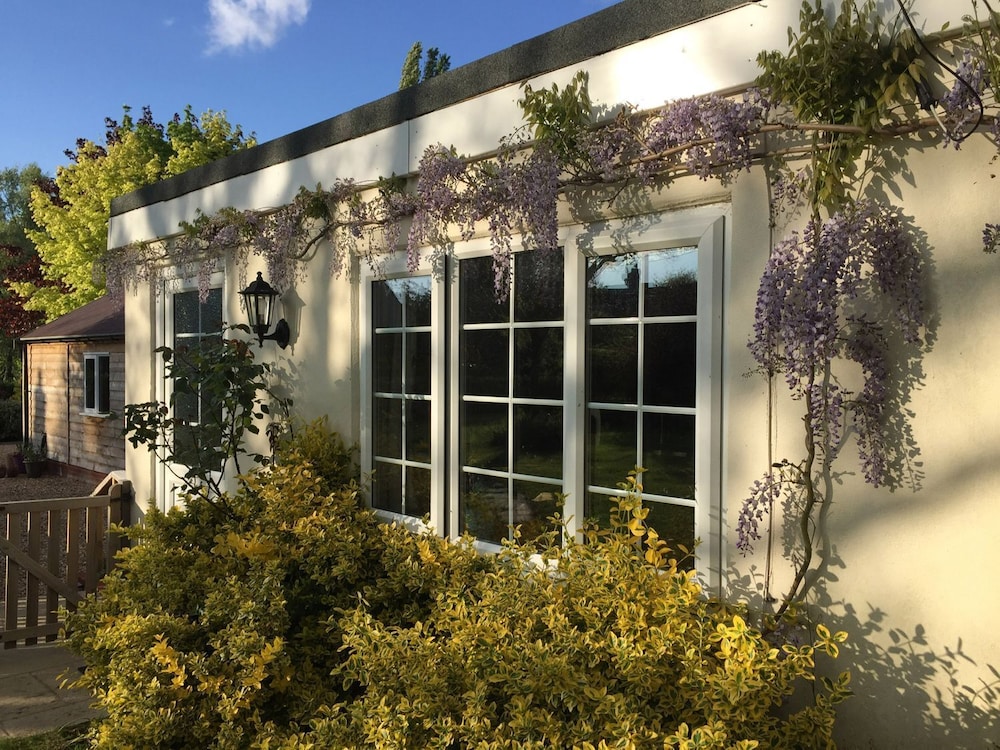October House Holiday Cabin — 4-Star Luxury Hotel in Fordingbridge, United Kingdom