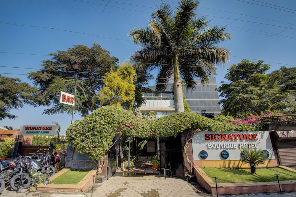 FabExpress Signature - last minute hotel in Indore