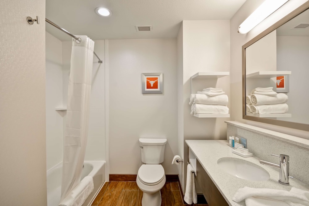 Hampton Inn Kyle - photo 18