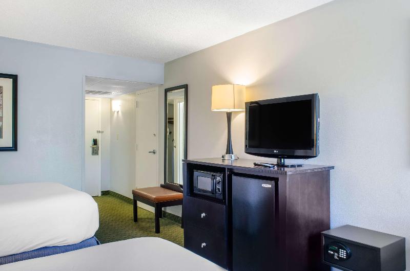 Ramada by Wyndham Shreveport Airport - photo 31