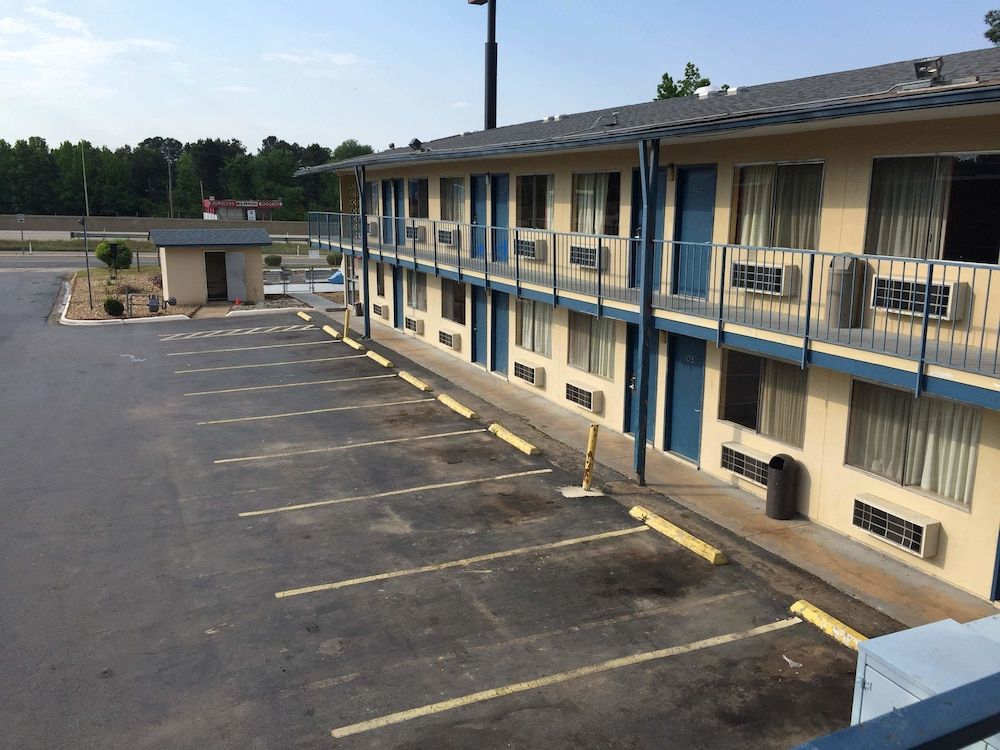 Super 7 Inn - last minute hotel in Little Rock