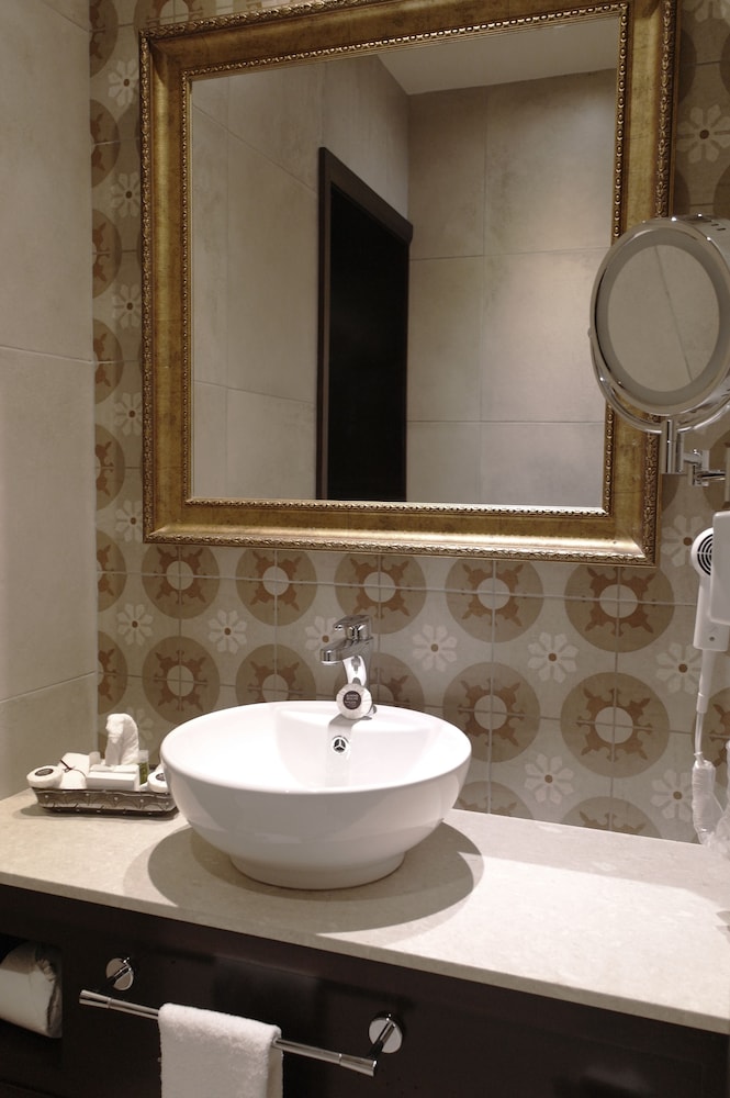 Bathroom sink