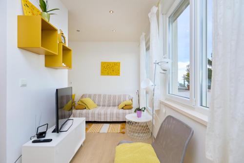 Yellow SeaView Apartment