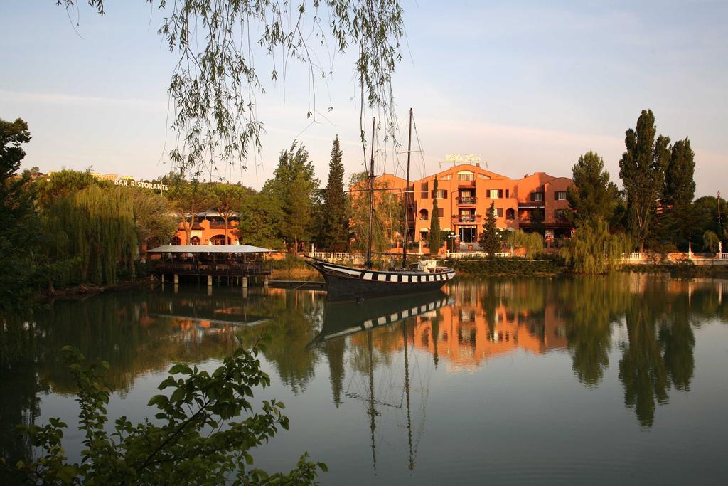 Hotel Villa Leri — 4-Star Luxury Hotel in Monte Colombo, Italy
