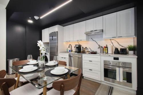 Cozy 2BR On Rvrwalk Gym and Parking Near Conv Ctr — 4-Star Luxury Hotel in San Antonio, United States