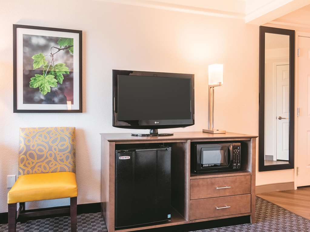 La Quinta Inn & Suites by Wyndham Shreveport Airport - photo 26