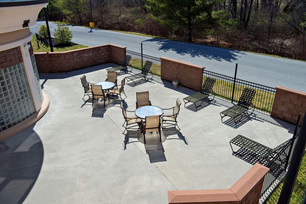 Hampton Inn Bennington - photo 39