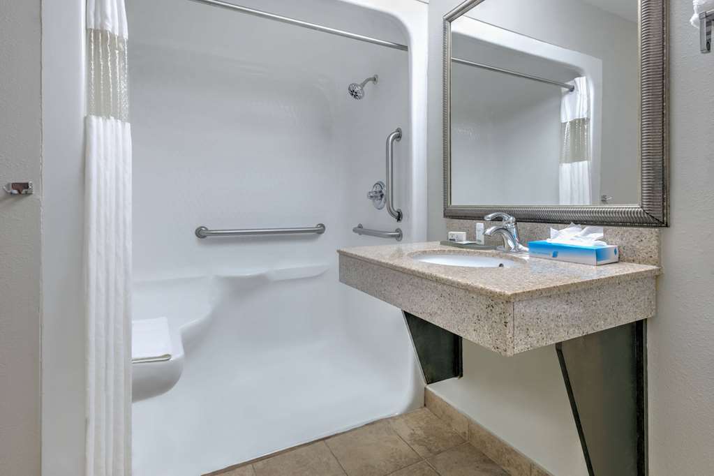 La Quinta Inn & Suites by Wyndham Tulsa Airpt Expo Square - photo 42