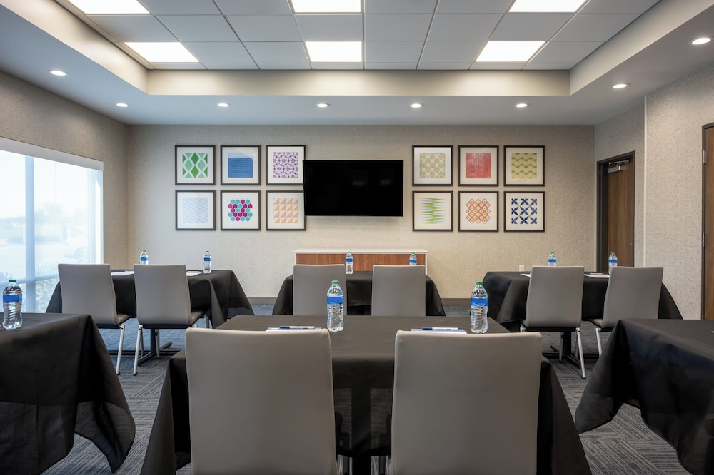 Holiday Inn Express & Suites Gilbert Mesa Gateway Airport by IHG - photo 59