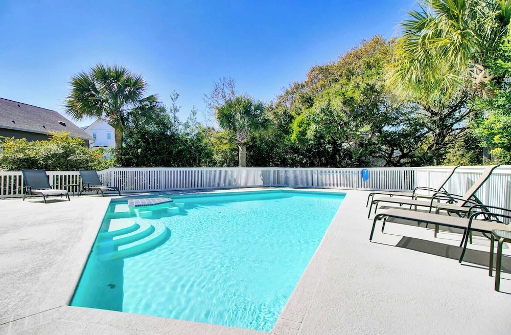 12 Dunecrest Lane by Avantstay 2 Mins to Beach w Pool & BBQ in Isle Of Palms, United States