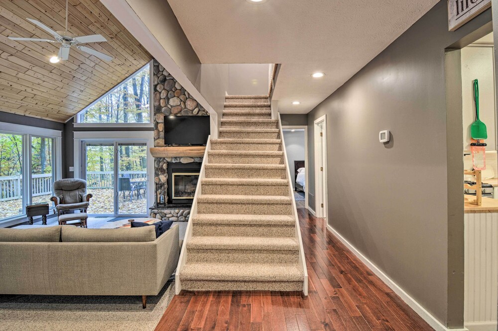 Family Escape Near Little Traverse Wheelway in Harbor Springs, United States