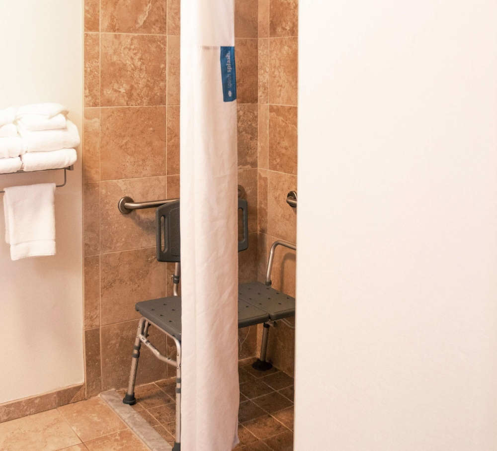 Hampton Inn Gloucester - photo 28