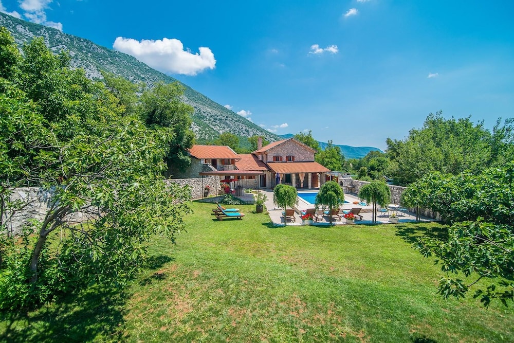 Luxury Stone House Villa Prelec with Private Pool — 4-Star Luxury Hotel in Veliki Drvenik, Croatia