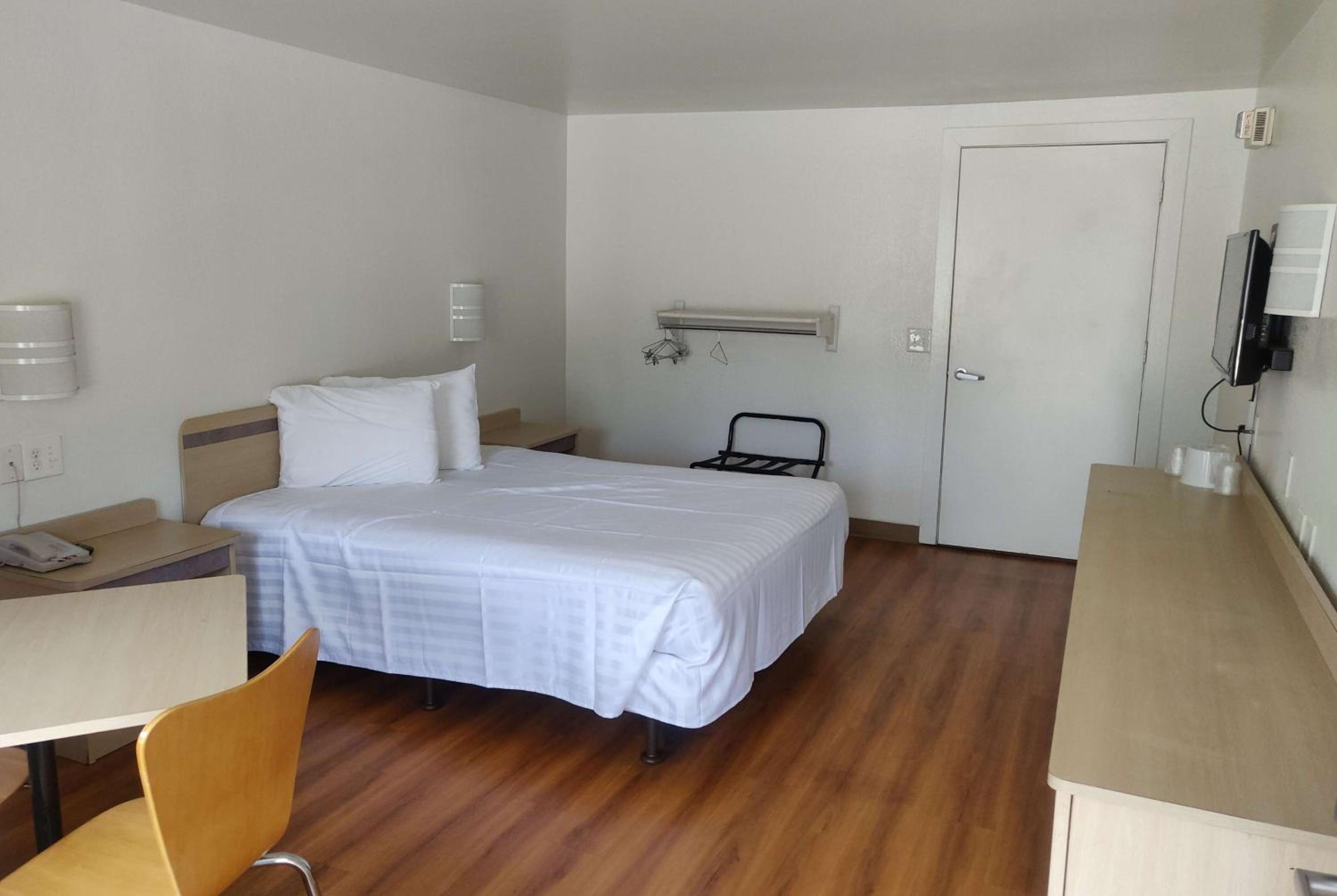 Travelodge by Wyndham Fayetteville - photo 12
