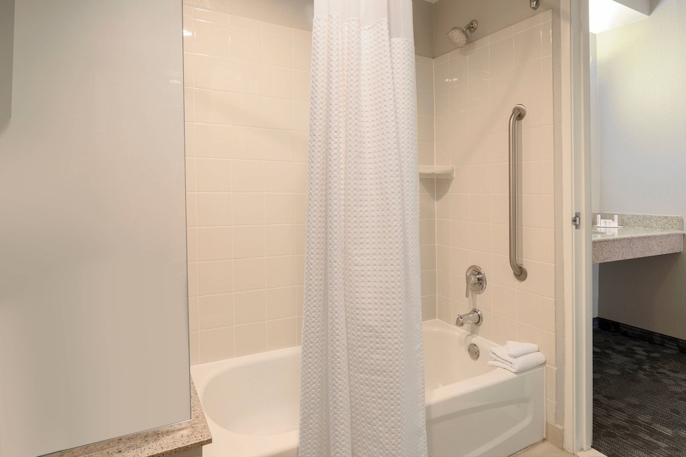 Courtyard by Marriott Austin Airport - photo 12