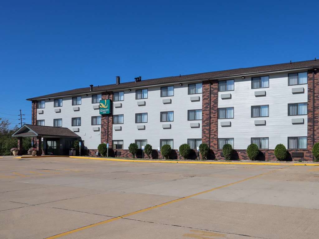 Quality Inn & Suites Bloomington I 55 and I 74 - photo 4