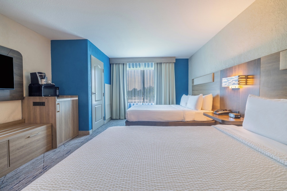Holiday Inn Express and Suites Kansas City Airport by IHG - photo 19