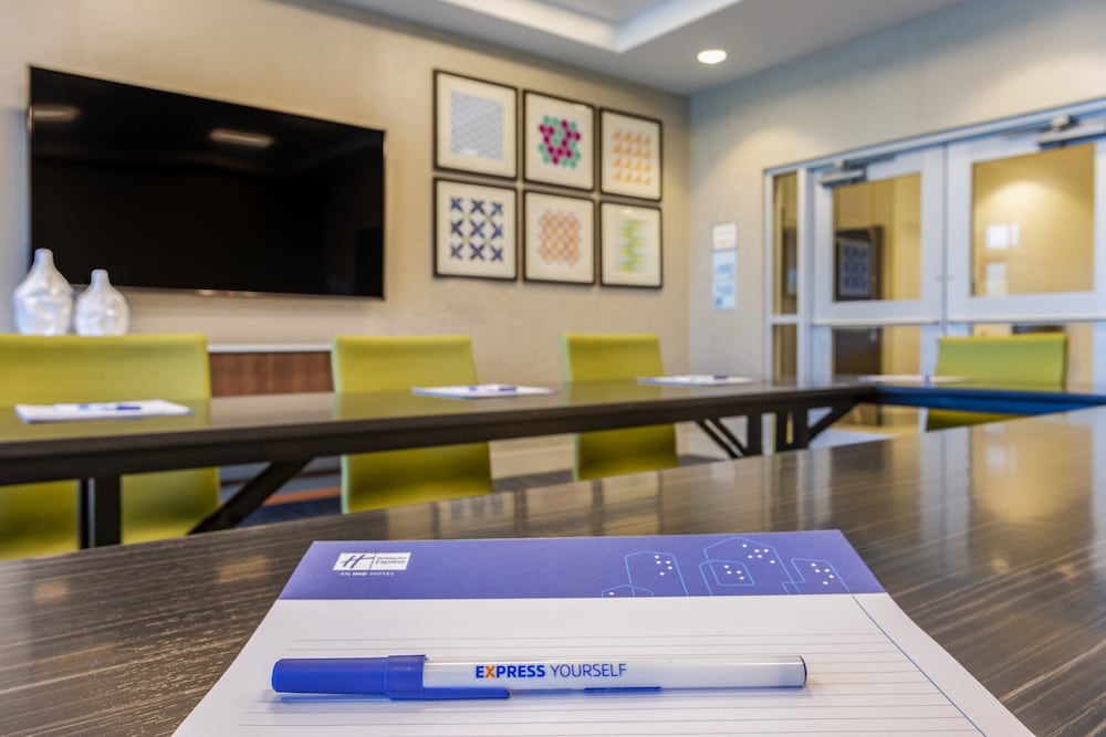 Holiday Inn Express & Suites Phoenix Dwtn State Capitol by IHG - photo 47