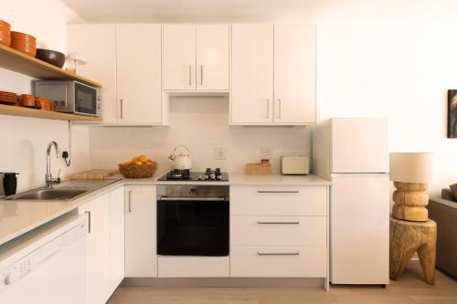 Four Peaks Duplex 4 Sleeper with Mountain Views Balcony and Pool in Hout Bay Beachfront