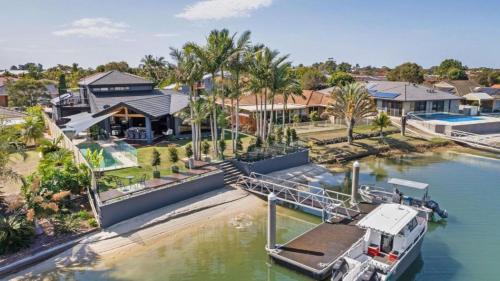 THE Islander Waterfront with Pool Holiday Yamba — carbon neutral stay, Yamba