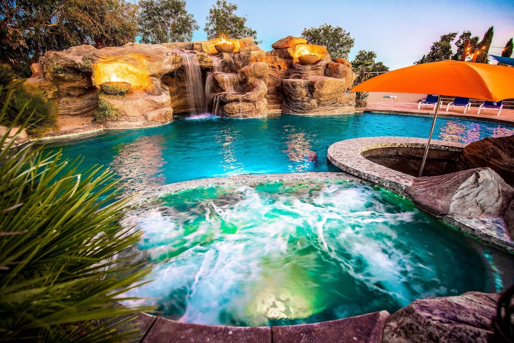 Mermaid by Avantstay Private Estate w Pool Volleyball & Arcade - photo 17