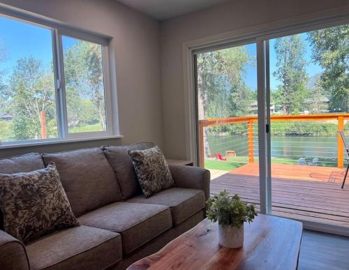 Deluxe Cabin 5 Rogue River Resort — hotel in Grants Pass