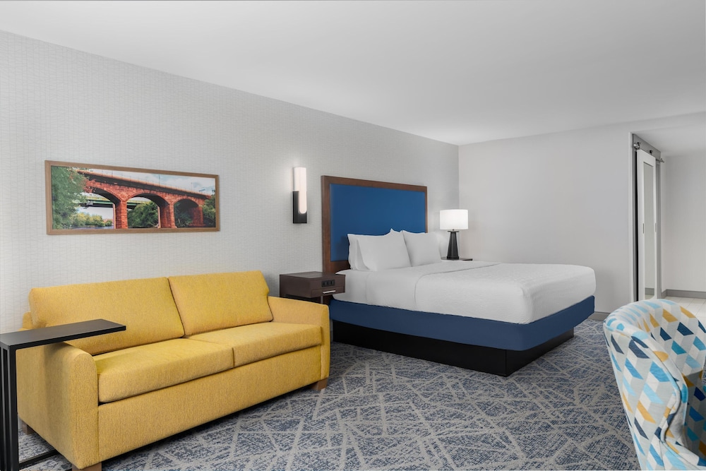 Hampton Inn Pawtucket - photo 11