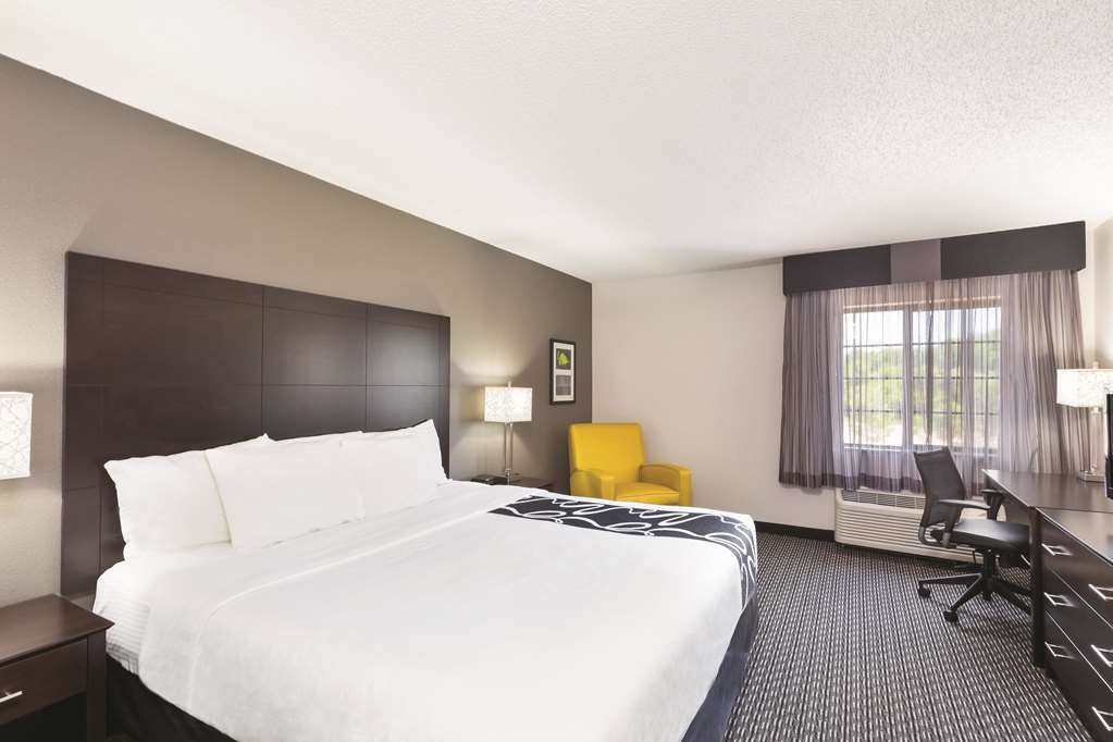 La Quinta Inn & Suites by Wyndham Milwaukee Delafield - photo 9