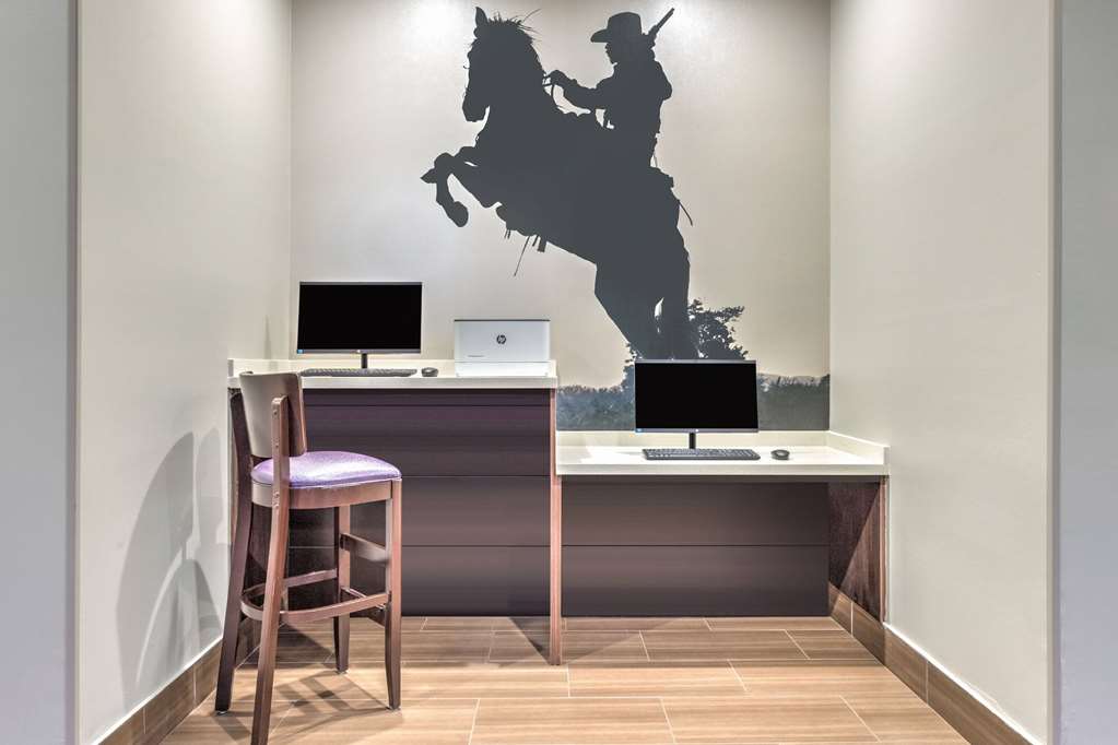La Quinta Inn & Suites by Wyndham Tyler University Area - photo 33