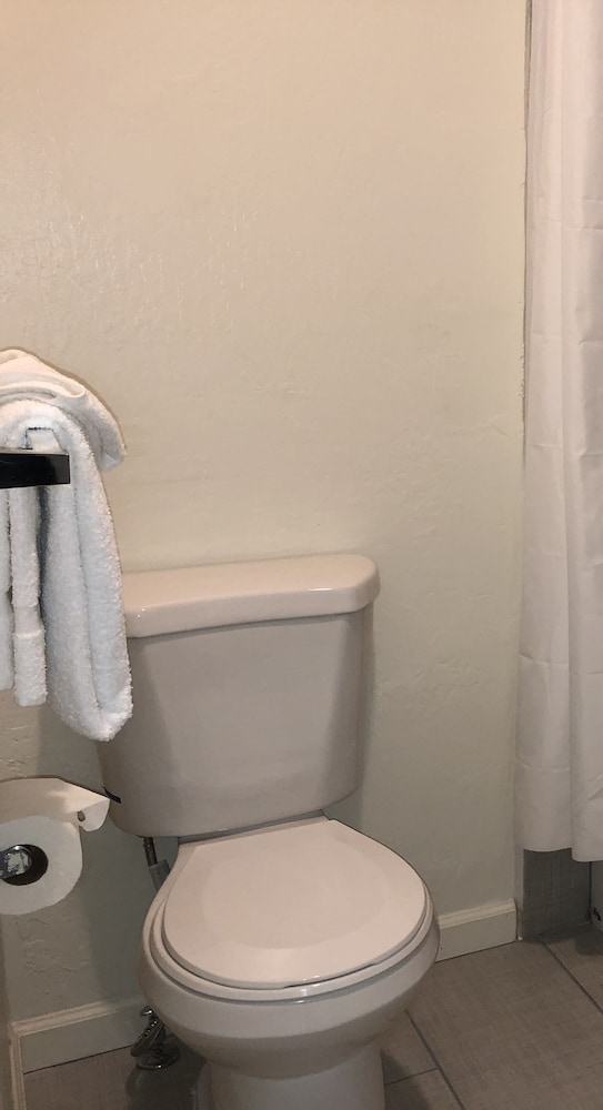 Cedar Inn & Suites - photo 49
