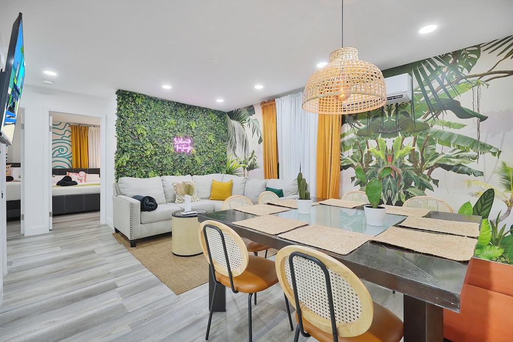 4 to 14 Guests 2 Kitchens Jungle Retreat BBQ Patio — 4-Star Luxury Hotel in Miami, United States