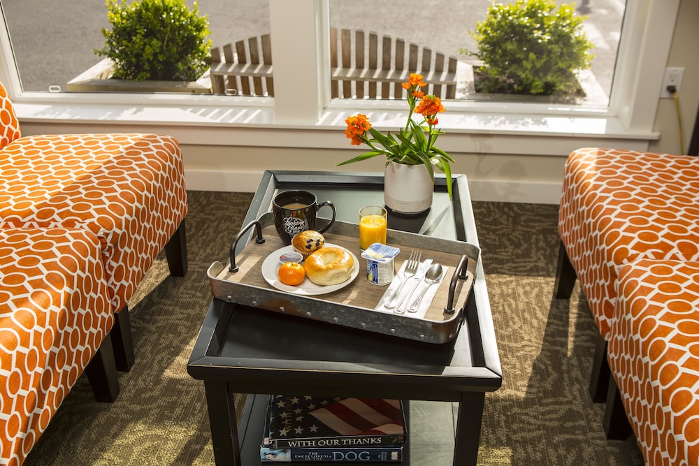 Looking Glass Inn - photo 2