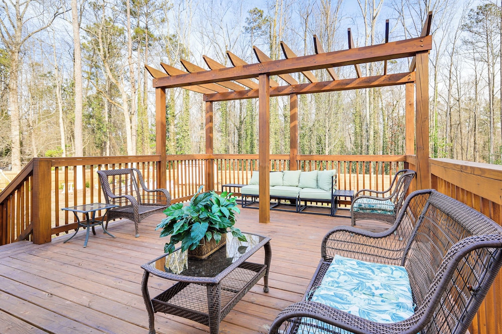 Entertainment Ready Yard Spacious Riverdale Home 21419824 — Riverdale