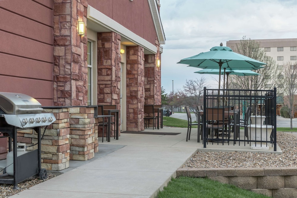 Homewood Suites by Hilton Cedar Rapids North - photo 31