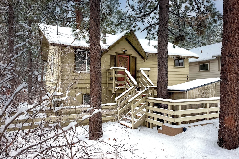 1 Mi to Slopes: Big Bear Ski Haven w Hot Tub in Big Bear Lake, United States