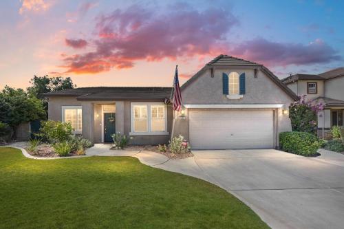 Luxury Gated Retreat Golf Course Views Sleeps 8 — hotel near Meadows Field