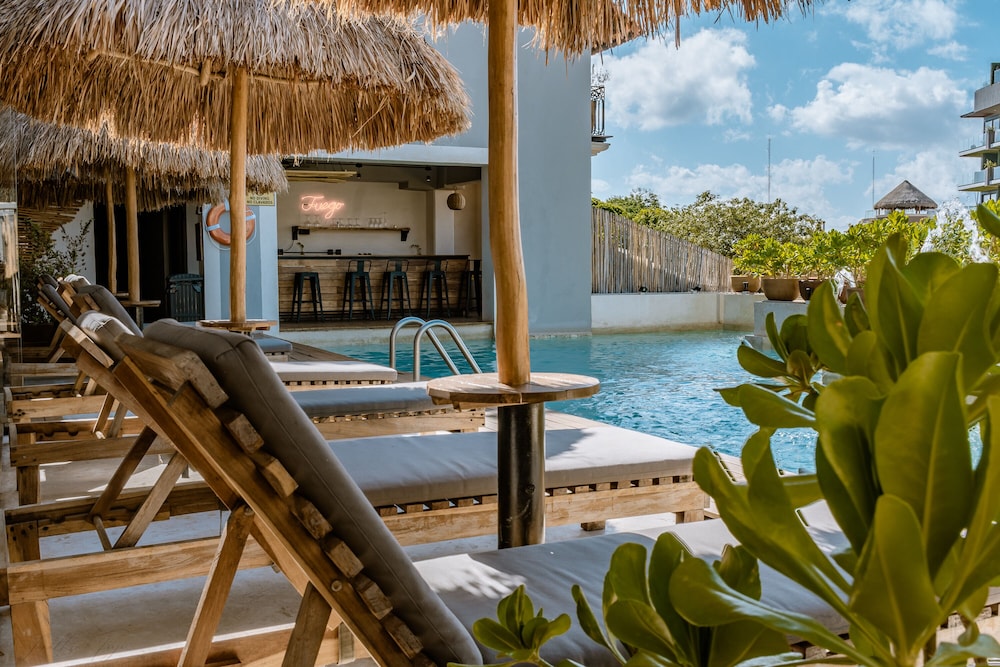 Poolside bar