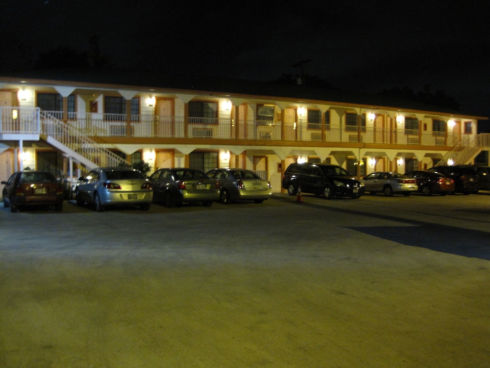 Pinn Road Inn and Suites - photo 27