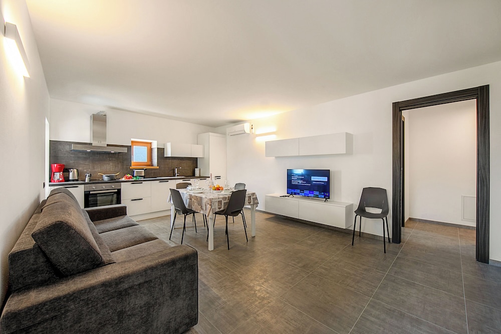 Appartamento Borgo Pastoedo — 4-Star Luxury Hotel in Tenno, Italy