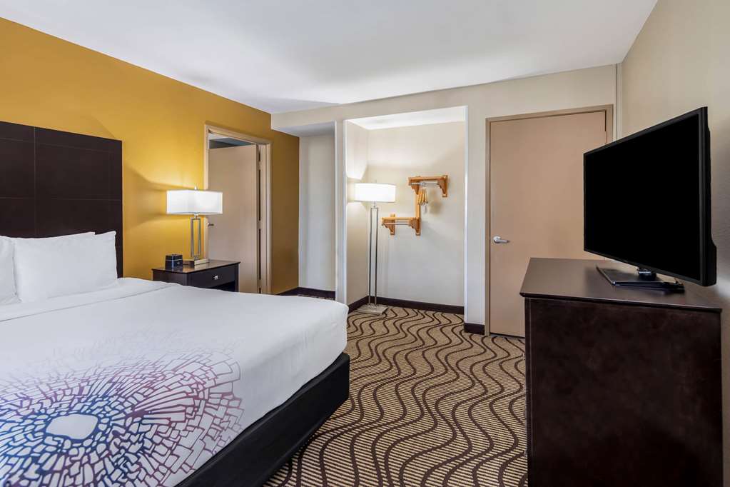 La Quinta Inn & Suites by Wyndham Carlsbad Legoland Area - photo 14