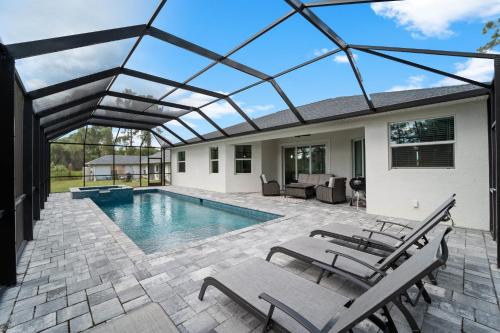 Modern Heated Pool Home Close To Downtown Shopping — 4-Star Luxury Hotel in North Port, United States