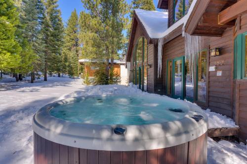 Tippy Canoe by Tahoe Getaways 4BR West Shore w Private Hot Tub Sauna EV & Walking Distance to Trailhead — hotel in Tahoma