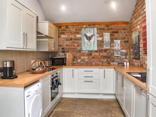 Granary cottage with HOT TUB