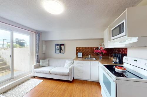 The Driftwood Deck 5B in Wasaga Beach, Canada