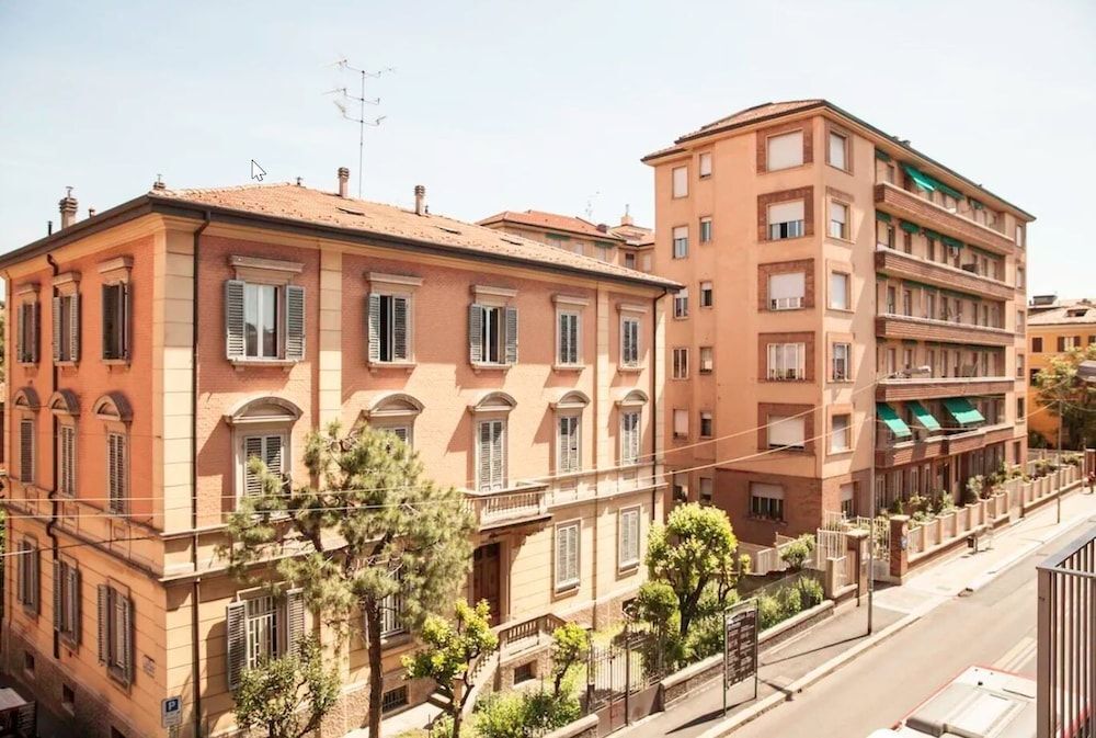 Aurora Guest House Dimore Bolognesi — 4-Star Luxury Hotel in Bologna, Italy